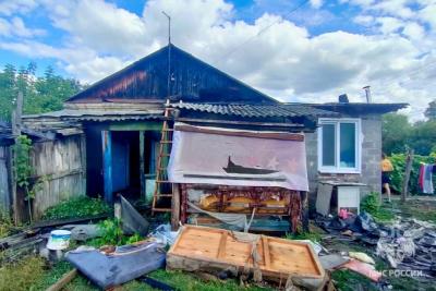 В Аткарском районе 4-летний мальчик сжег навес и кровлю 4-квартирного дома