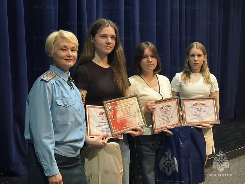 Мастер-классы, викторины и спектакль: сотрудники регионального МЧС подарили праздник детям в кукольном театре
