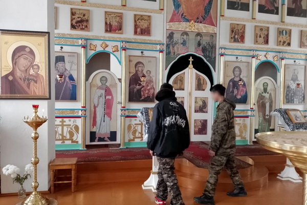 Несовершеннолетние осужденные убрались на территории храма в честь празднования Пасхи 