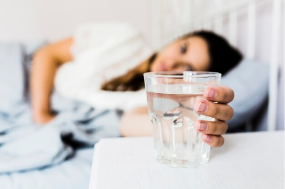 Вода после пробуждения. Стакан воды на постели. Женщина со стаканом воды. Стакан воды у кровати. Обильное питье картинка.
