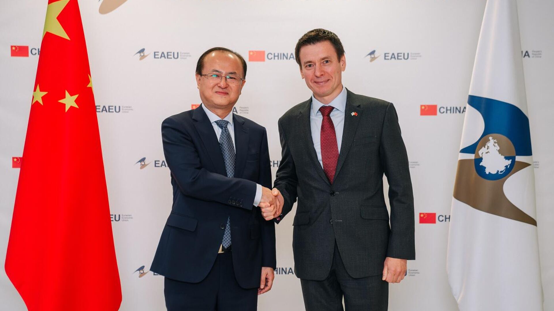 В Москве состоялась встреча министра ЕЭК и представителя железных дорог КНР. - Sputnik Узбекистан, 1920, 14.11.2025