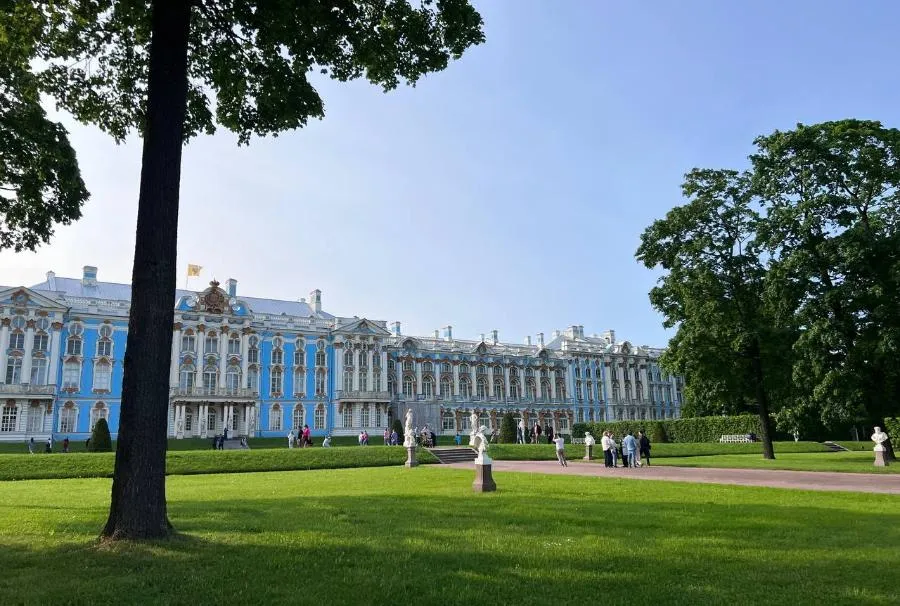 ГМЗ «Царское Село» подготовил парковую скульптуру «Девушка с кувшином» к зиме | ФОТО Полины АКИМОВОЙ