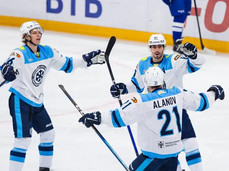 Драматичный матч провели хоккеисты «Сибири» в гостях у московского «Динамо». После рекордной для клуба серии из 13 поражений и второй за сезон смены тренерского состава, им, наконец, удалось победить.