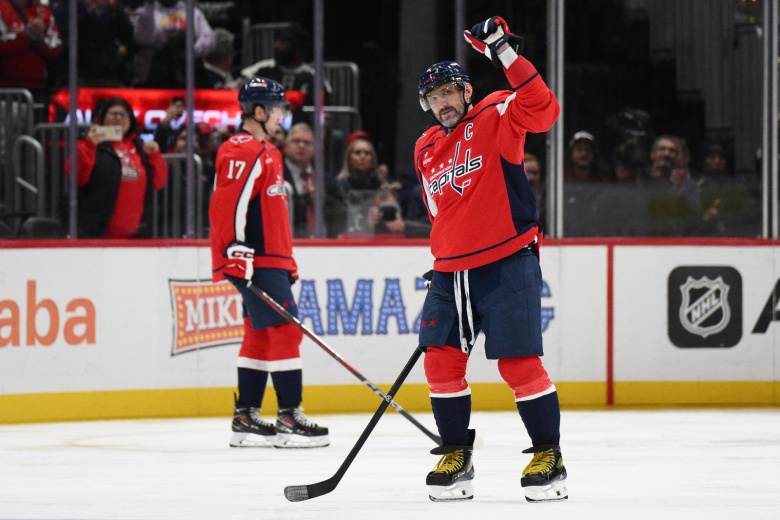 Нападающий «Вашингтон Кэпиталз» Александр Овечкин празднует 900-й гол в карьере в НХЛ во втором периоде матча против «Сент-Луис Блюз»