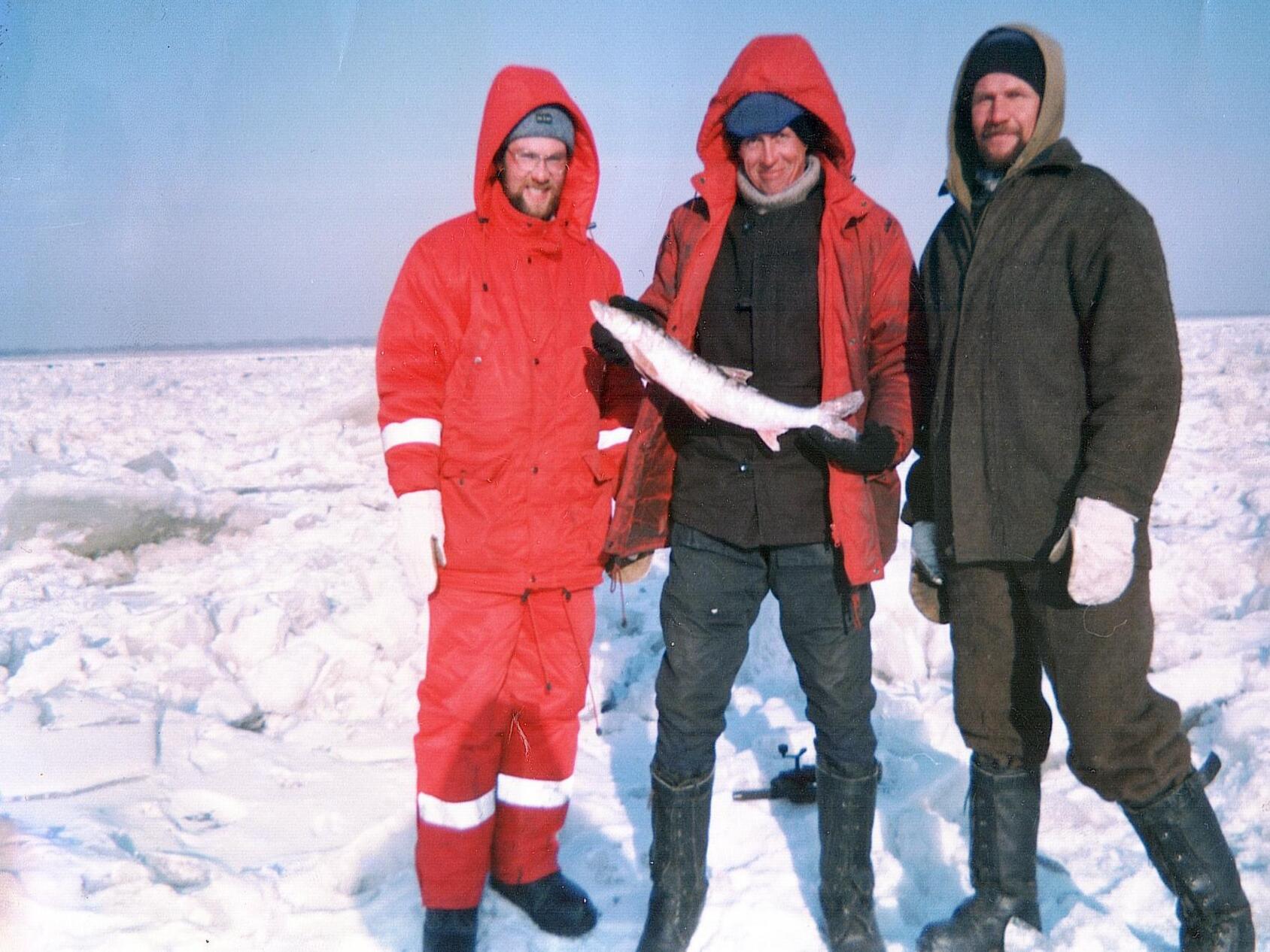 2002 год. «Переход через Амур. На рыбалке вместе с Александром Булыгиным (слева) и Григорием Зуевым (справа).»