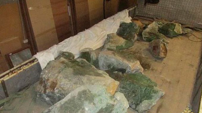 Черного копателя, перевозившего нефрит на вертолете в Бурятии, настигло правосудие