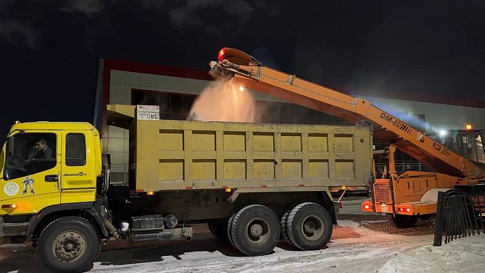 В Улан-Удэ за ночь убрали более 800 кубометров снега