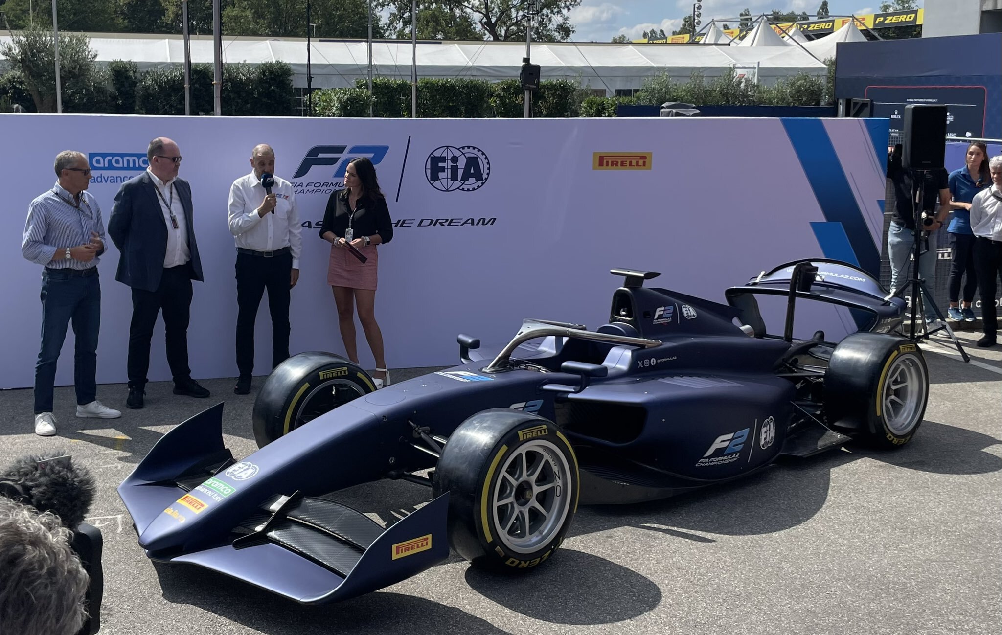 Болид f 1 2024. Абу даби формула 1 отель. Макларен формула 1 2024. Болид f1 2022 мерседес. Мерседес ф1 2022.