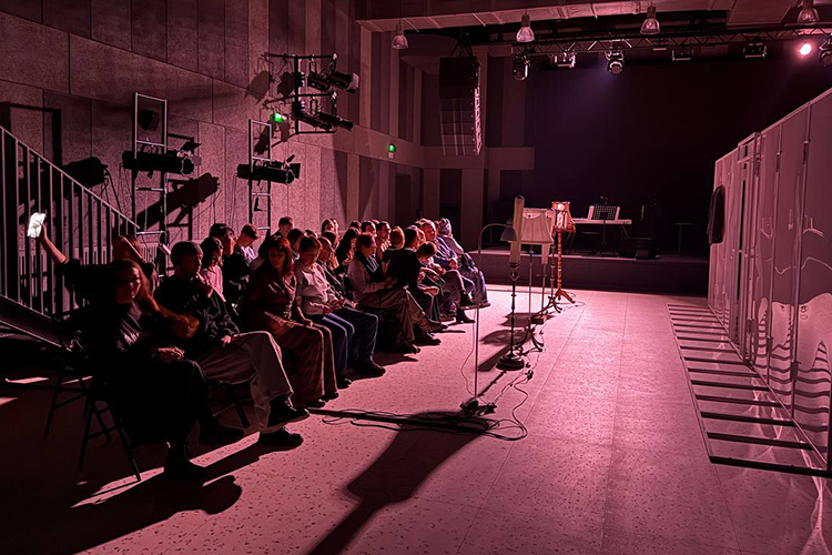 Главная фишка спектакля (художник Василина Харламова) — это зрительный зал и сцена, разделенные надвое (мужская и женская половина) декорацией, причем на одной стороне находится герой Мухаматгалиева, на другой — Файзуллиной