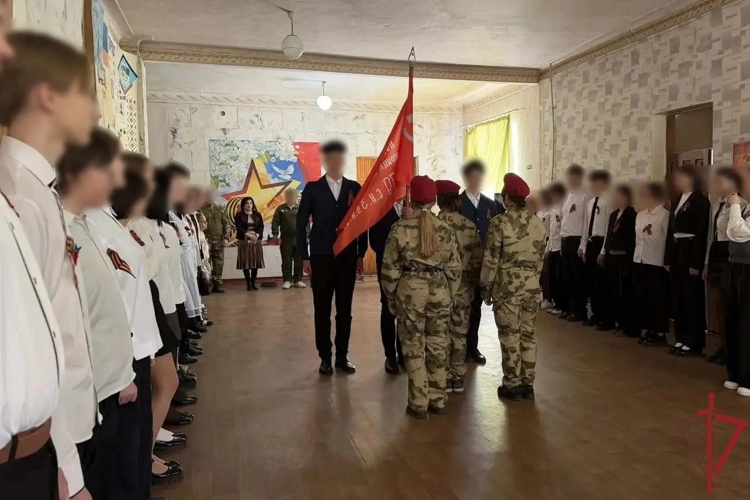 Росгвардейцы в ЛНР приняли участие в торжественной передаче Знамени Победы между школами республики