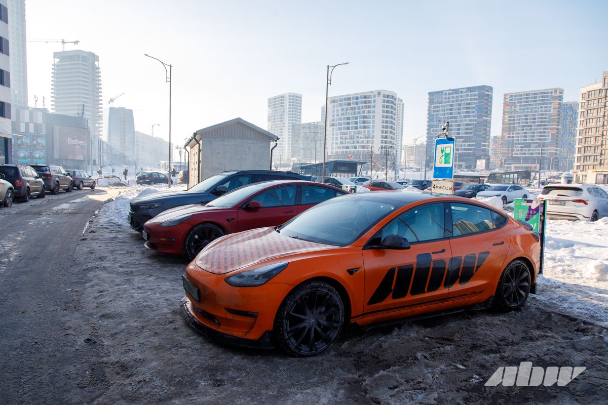 Таксисты занимают все зарядки? Что происходит на электрозаправках днем