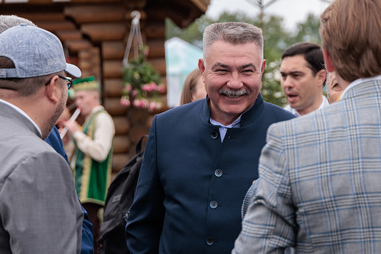 Ильшат Нуриев делает ставку на более плотную работу с агробизнесом, чтобы выпускники, грубо говоря, знали, как подходить к корове, и умели работать на земле