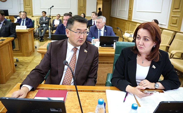 «Парламентский диалог» с руководителем Федерального агентства по недропользованию Олегом Казановым