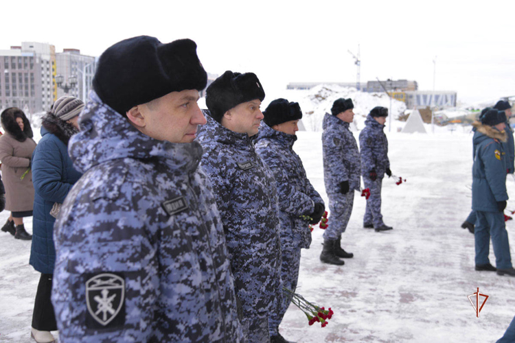 На Ямале военнослужащие и сотрудники Росгвардии приняли участие в памятных мероприятиях, посвященных Дню героев Отечества