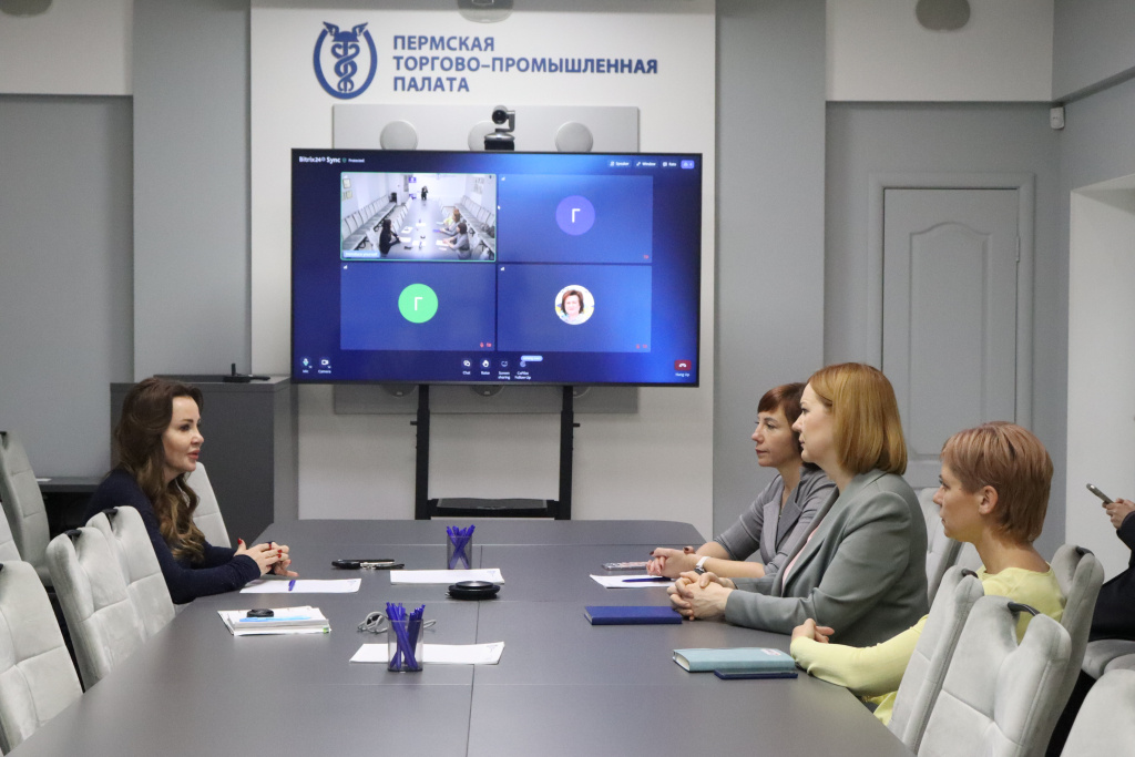 Часть участников Гильдии подключилась к встрече онлайн, часть находилась в зале очно.JPG