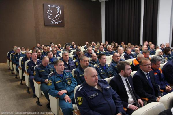 Рязанских спасателей поздравили с профессиональным праздником