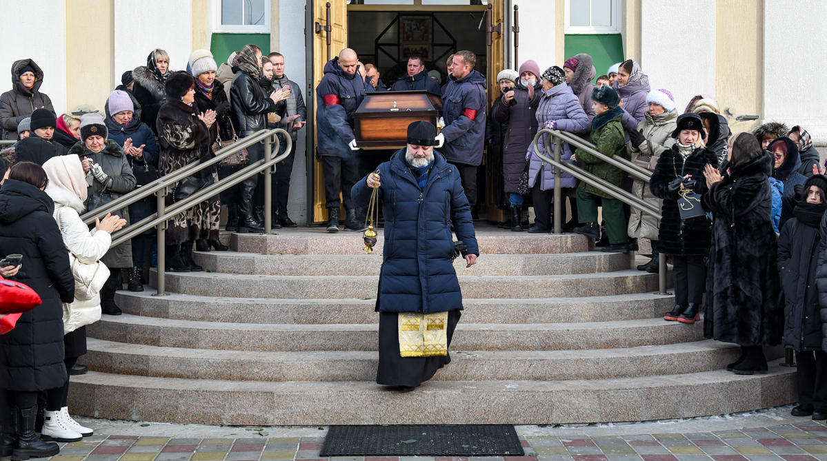 Сколько человек погибло в благовещенске. Прощание с Еленой Фединой Благовещенск. Прощание с Еленой Фединой. Прощание с Еленой Карпушенко. Ровесники Благовещенск.