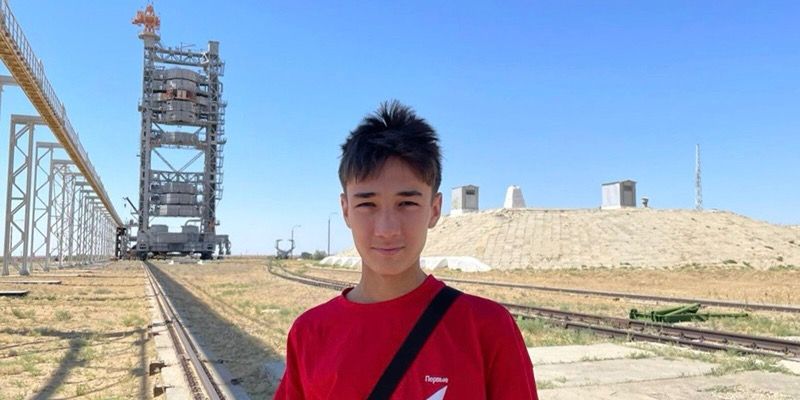 подросток смотрит на космический корабль
