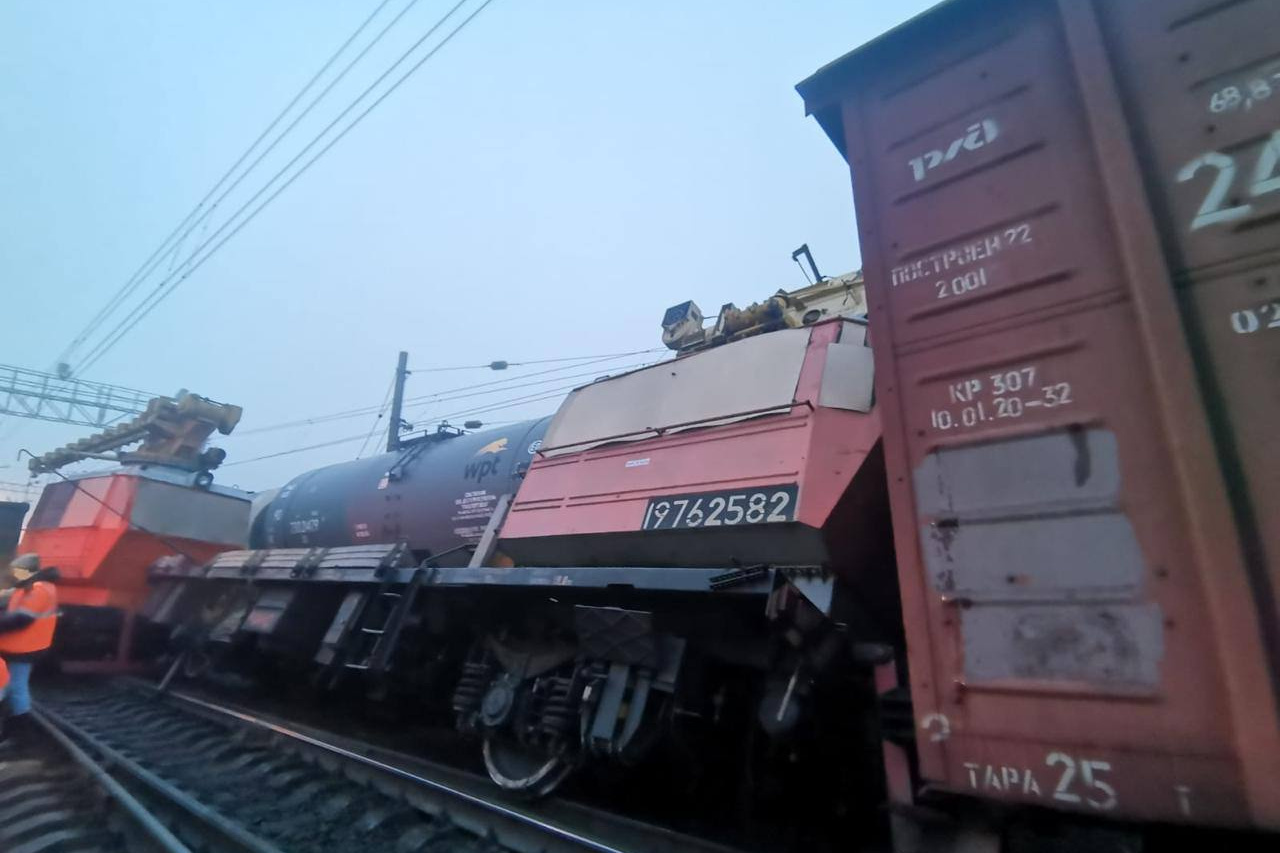 Сход с рельсов волгоград. Сход с рельсов волгоград. Сход с рельсов волгоград. Сход грузового поезда. Сход с рельсов волгоград.