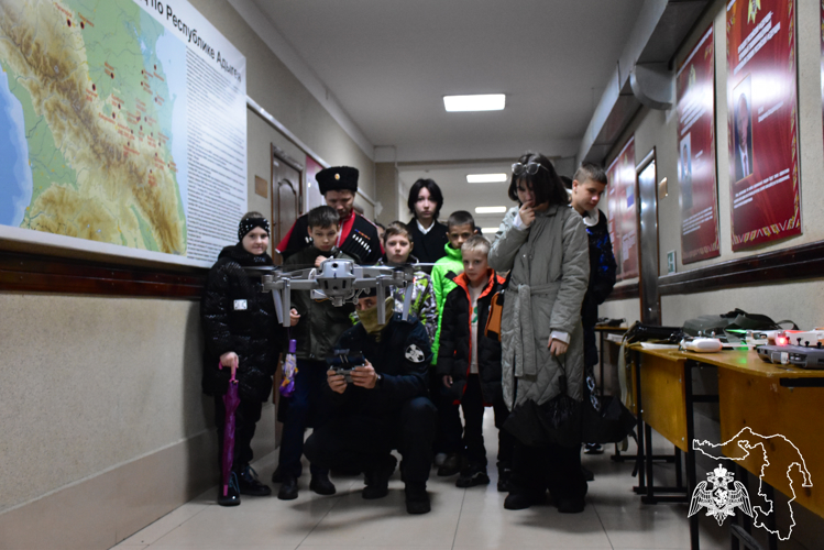Воспитанники Майкопского казачьего отдела посетили спецназ Росгвардии в Адыгее 