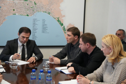 В АДМИНИСТРАЦИИ СУХУМА ОБСУДИЛИ ПРОВЕДЕНИЕ НОВОГОДНИХ МЕРОПРИЯТИЙ