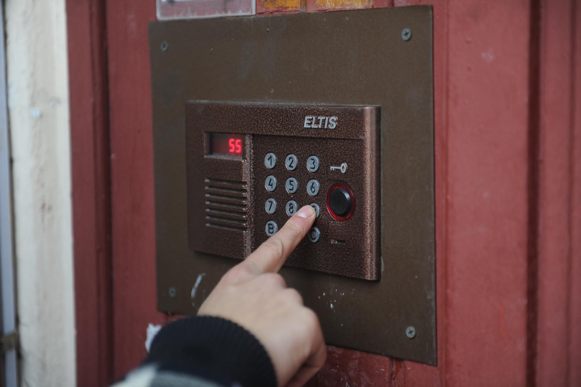 Домофон про что это. ELTIS домофон 2020. Подъездный домофон ELTIS. Подъездный домофон ELTIS С камерой. Дверь в подъезд с домофоном.