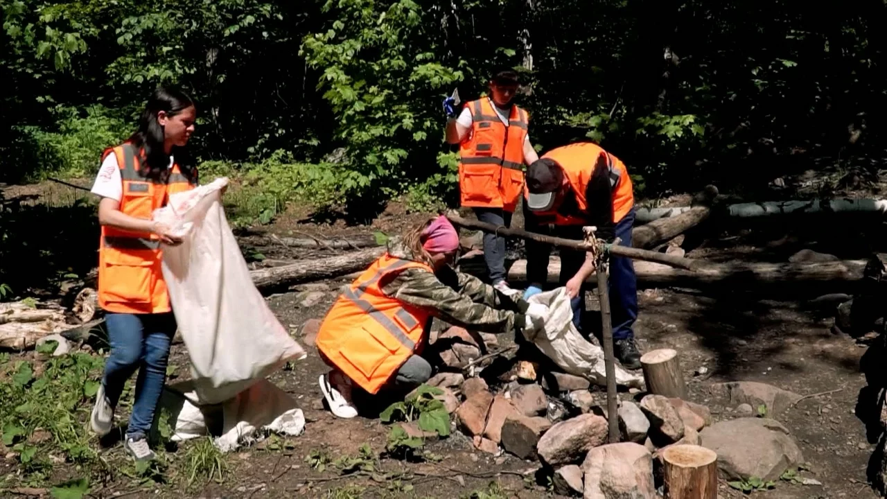 В Челябинской области очистили от мусора железную дорогу на популярном маршруте