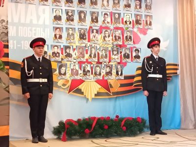 Стена памяти оформленная на сцене портретами фронтовиков