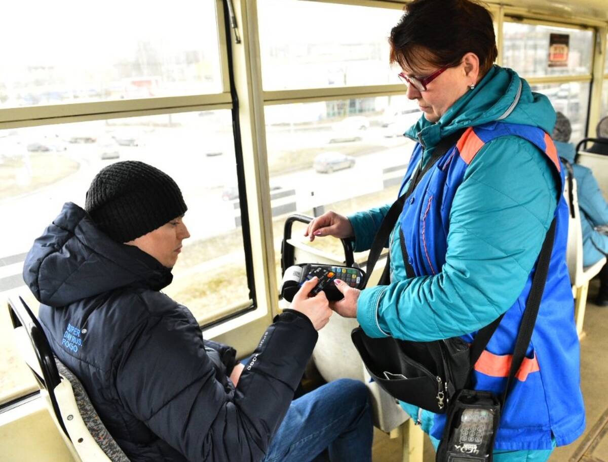 Проезд в городском транспорте. Проезд в общественном транспорте. Проездной на троллейбус. Оплата проезда в транспорте. Плата в троллейбусах.