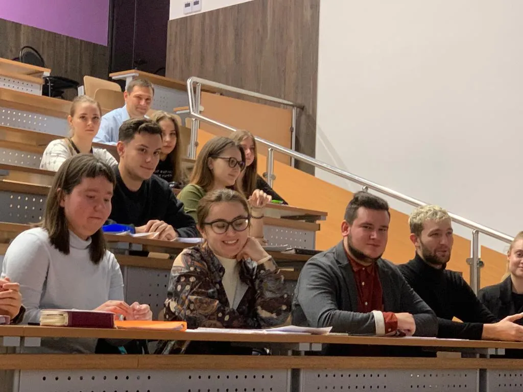 Московский финансовый форум. Саммит сильная россия. Обсудим экономику. Обсудим экономику. Обсудим экономику.