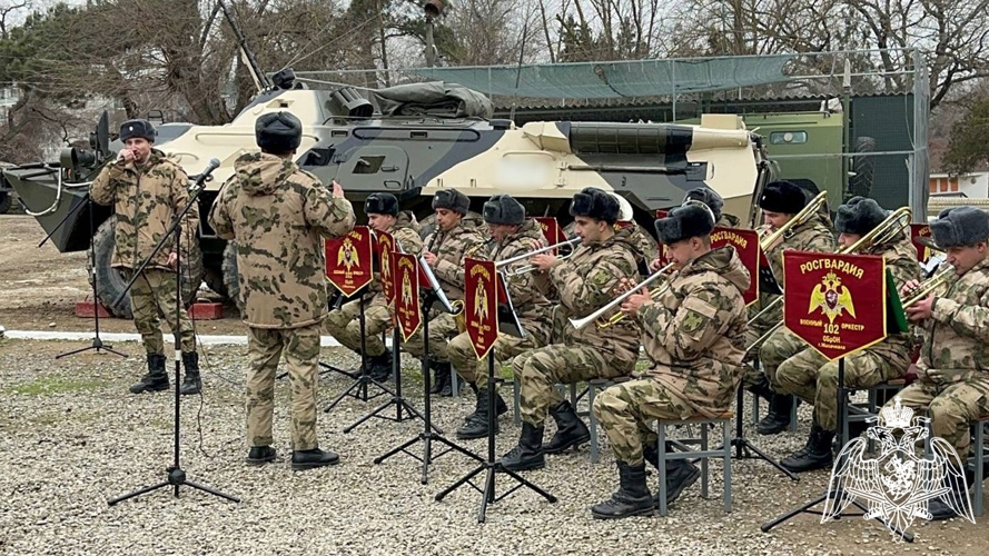 Военный оркестр махачкалинского соединения Росгвардии поздравил с наступающим Новым годом сослуживцев