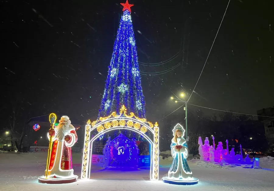 В Бийске заканчивают подготовку города к новогодним праздникам