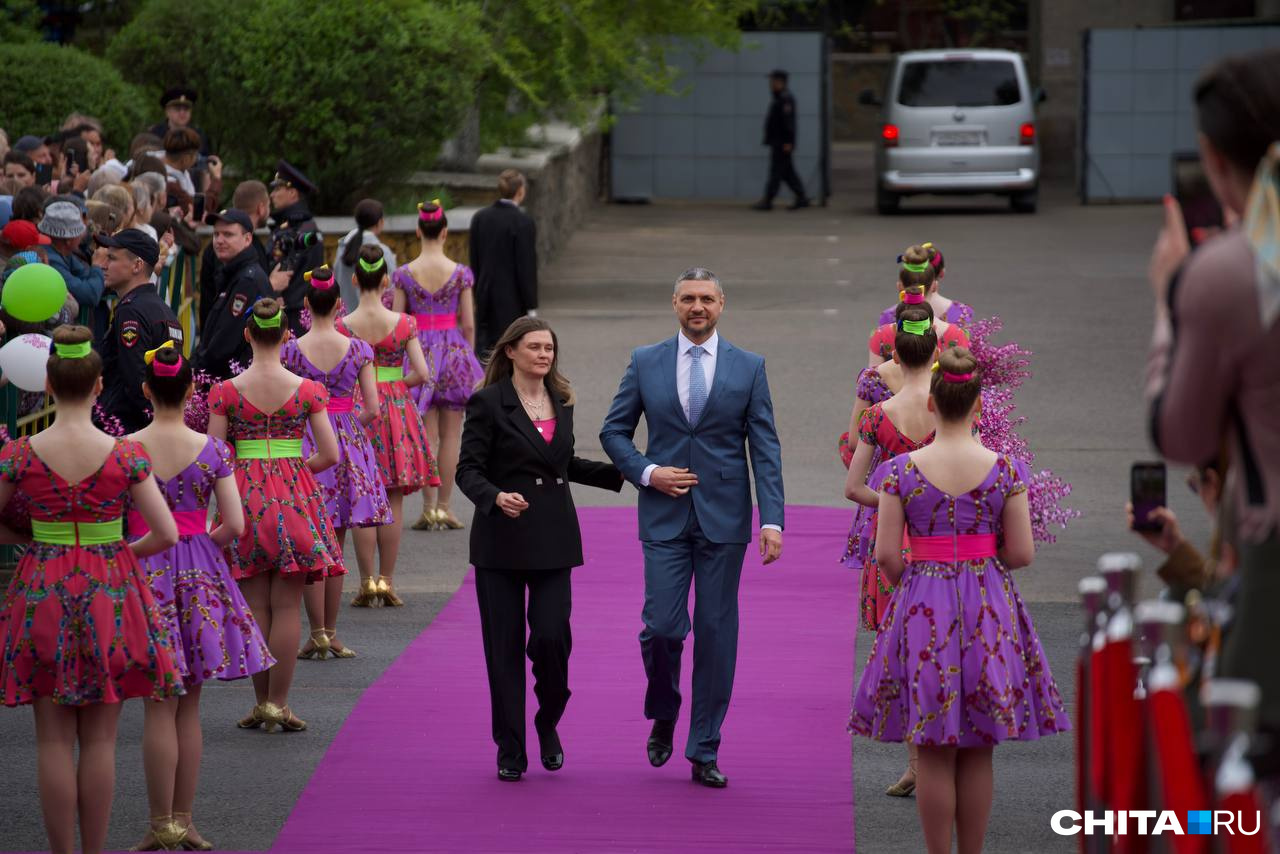 Губернатор Забайкальского края Александр Осипов со своей женой Валентиной. Традиционно они встречали всех гостей у входа в филармонию