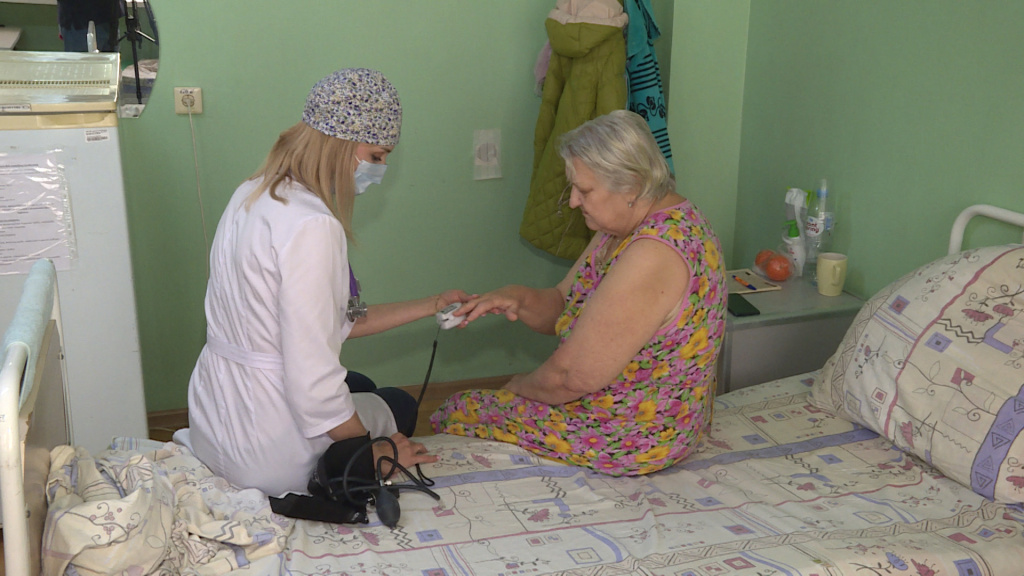 Приемное отделение кировской больницы. Кировская больница Астрахань. Кировская больница Астрахань фото. Кировская больница парк Астрахань. Главный врач Кировской больницы Астрахань.