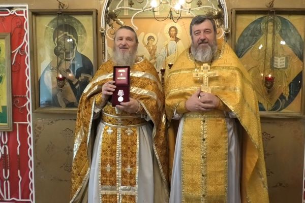 В ходе проведения Недели межрелигиозного диалога и при поддержке отдела по воспитательной работе с осужденными ИК-1 в храме в честь святителя Николая Чудотворца состоялась Божественная литургия – Причастие. Литургию провели помощник начальника Управления по организации работы с верующими отец Алексий и отец Николай, окормляющий церковь, расположенную на территории исправительного учреждения. Мероприятию предшествовала исповедь, проведенная 29 ноября. Осужденные раскрывали душу перед священником, рассказывая о своих духовных недугах. К причастию было допущено более 20 осужденных. По окончании литургии состоялось чествование отца Николая особой наградой, медалью «Святой Великомученицы Анастасии Узорешительницы» II степени, за веру в милосердие и вклад в развитие тюремного служения Русской Православной церкви. 