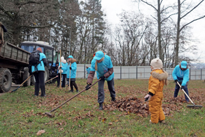Волонтеры ОМК убрали экотропу в заповеднике «Белогорье»
