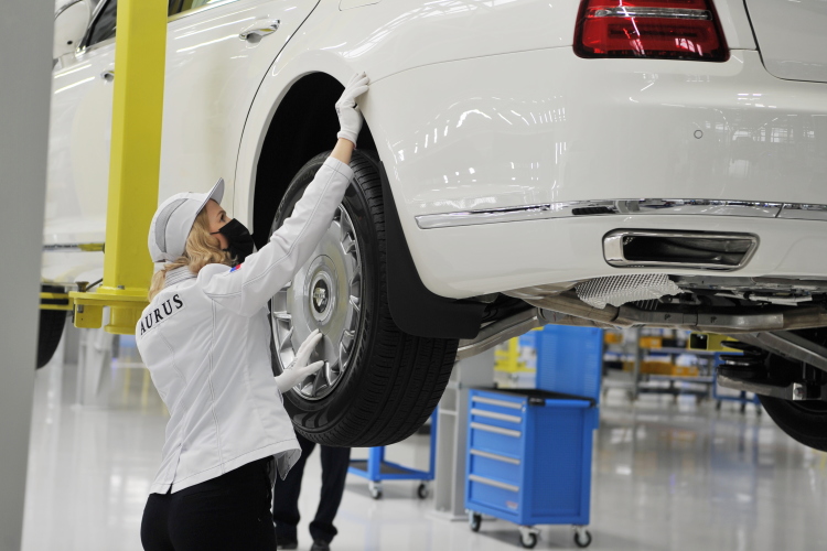 «Газпром» никак не может развивать данный проект, «Газпром» только вкладывается. У него нет менеджеров по развитию автомобильного бизнеса. Он инвестор, он хочет получать прибыль»