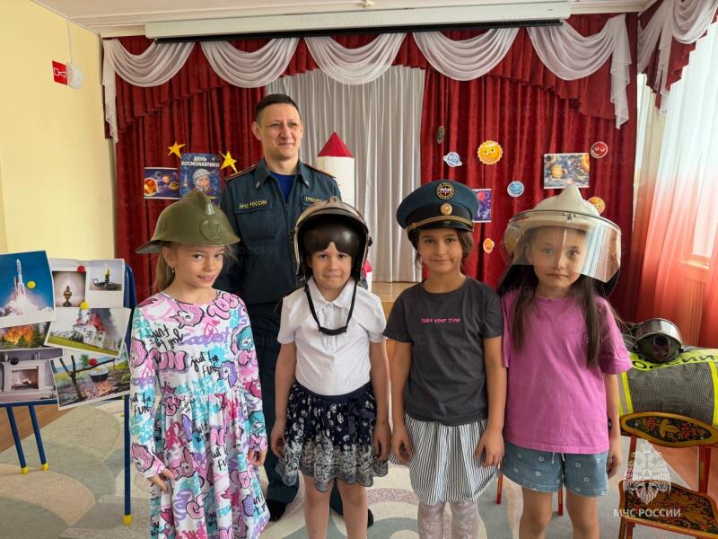 В детский сад «Светлячок» заглянул настоящий пожарный, чтобы познакомить ребят с правилами пожарной безопасности.