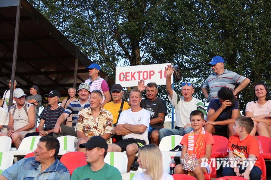 Ведущий новостей 1 канала в 21. Спортивный лагерь в москве. Новости в 12 на первом. Новости в 12 на первом. 12 канал омск.