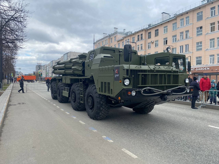 В экспозиции военной техники у «театра-Театра» представлена реактивная система залпового огня «Торнадо-Г», которую производят Мотовилихинские заводы