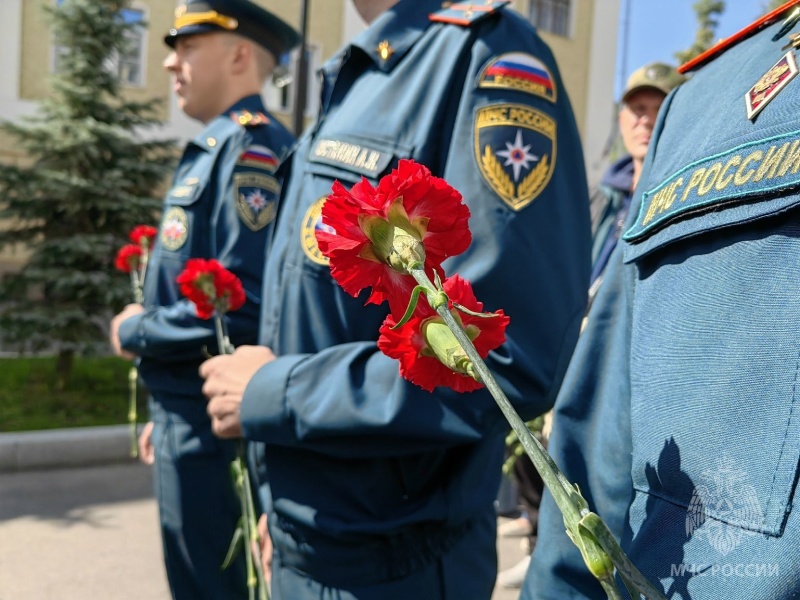 Мы пoмним пoдвиг ваш, герои, вы вечно в памяти людской!