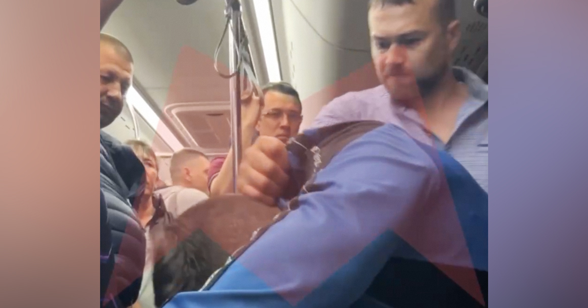 Мужчина столкнул девушку в метро. Драка Домодедова в автобусе. Парень в автобусе. Пассажиры в автобусе.