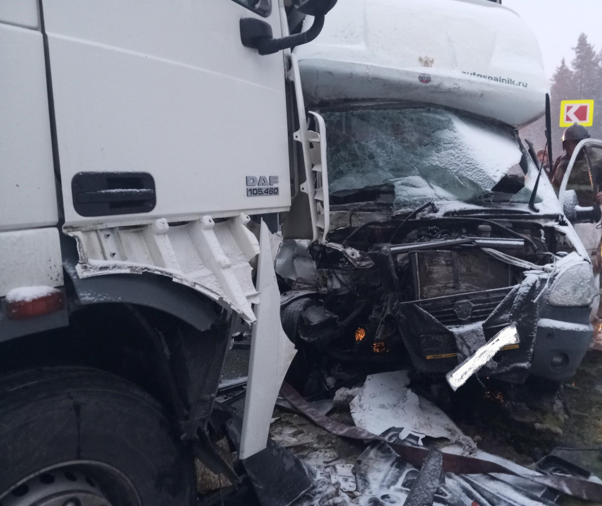 На трассе столкнулись два грузовика и ГАЗель: есть пострадавший