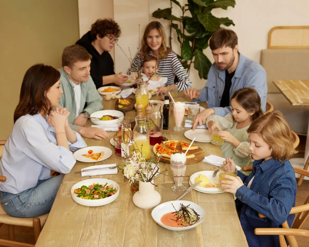 Воскресный семейный обед. Завтрак для всей семьи. Семейный ужин. Ужин с семьей. Семья в ресторане.