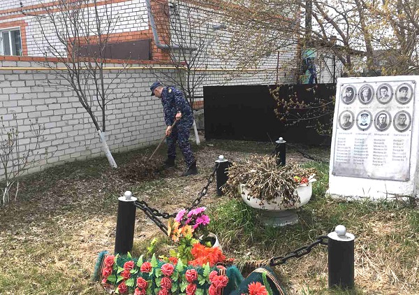 Сотрудники СИЗО-4 УФСИН России по Тюменской области привели в порядок мемориал памяти погибшим воинам в Великой Отечественной войне