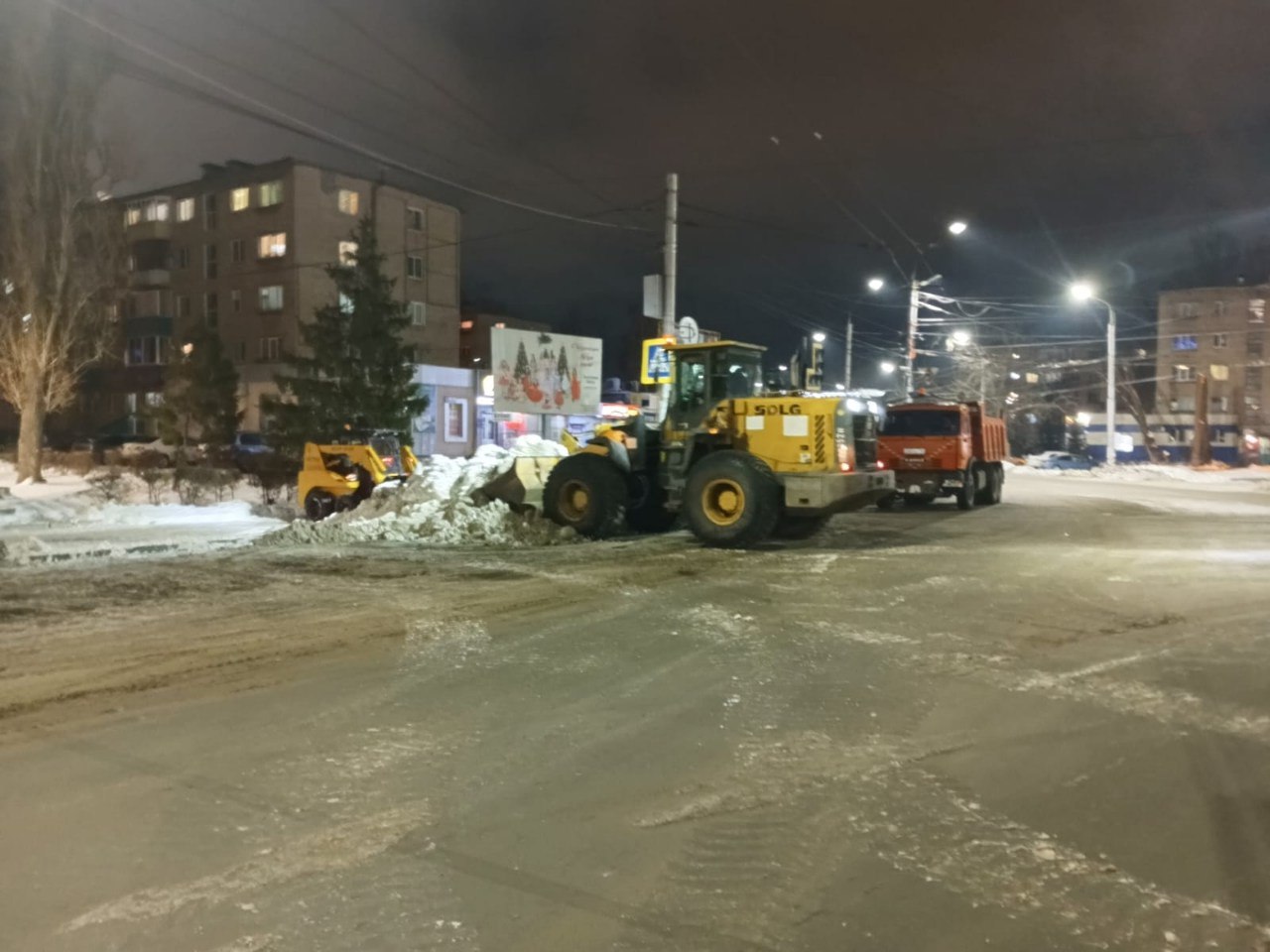 Сотрудники «Комбината благоустройства» убирают снег с улиц города Балаково