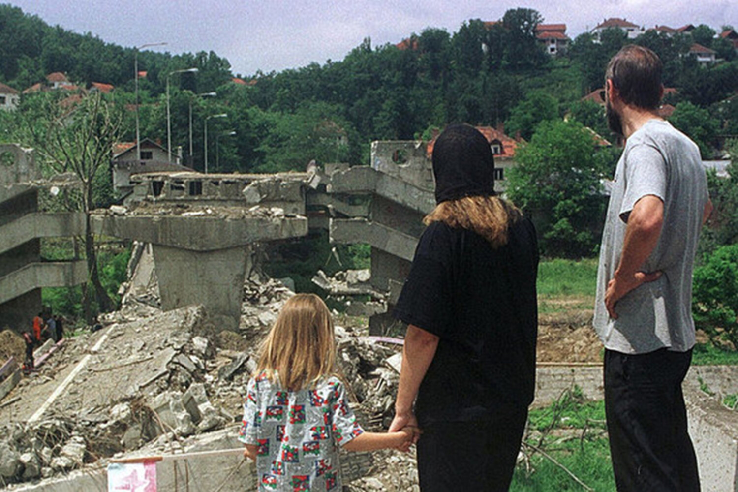 25 лет бомбардировок югославии. Бомбардировка Белграда 1999. Бомбардировка Косово 1999. Бомбёжка Белграда 1999 года.