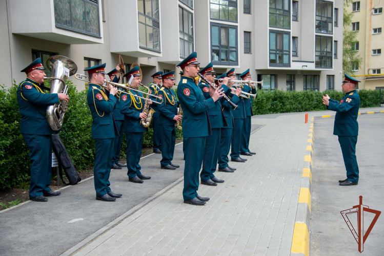 Акцию «Парад у дома ветерана» провели росгвардейцы в Свердловской области (Видео)