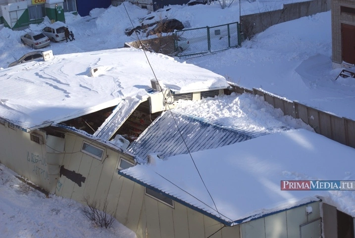 Под тяжестью снега рухнула крыша магазина