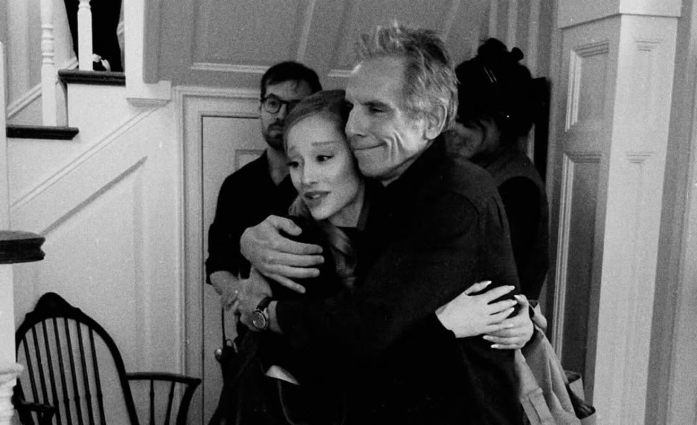 Кадр со съемок фильма «Знакомство с родителями 4» (2026) / Фото: соцсети Арианы Гранде